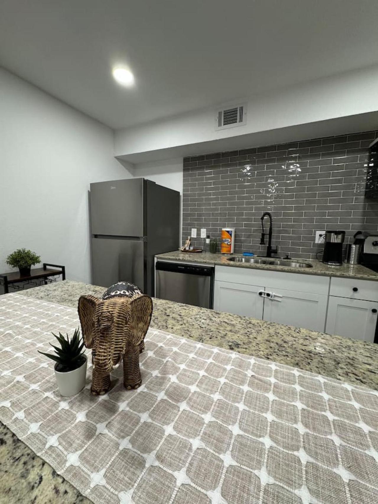 Apartment Downtown Boho Gem 5 Min From Field 1bd *