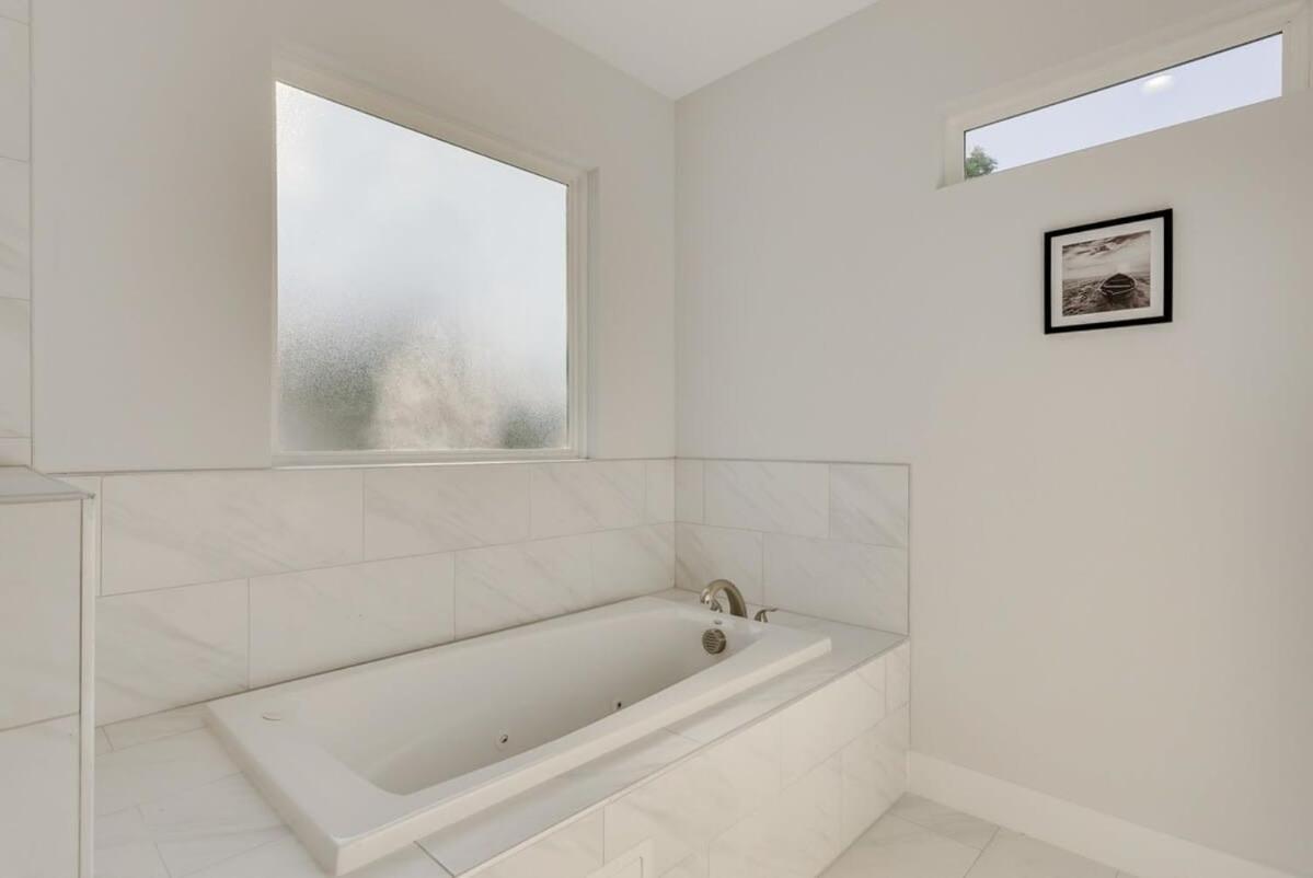 Modern And Comfortable Close To Downtown *