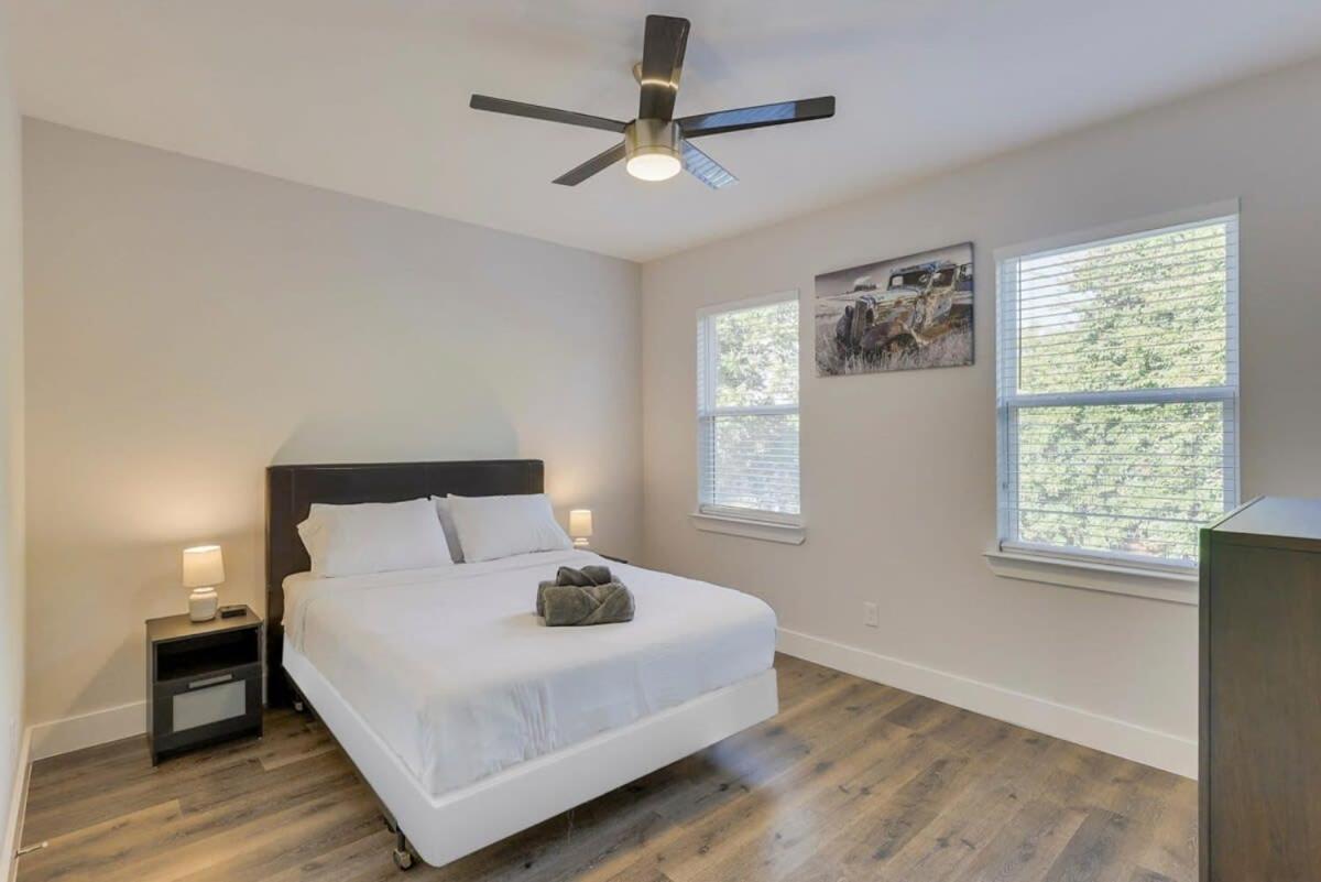 Modern And Comfortable Close To Downtown Holiday home