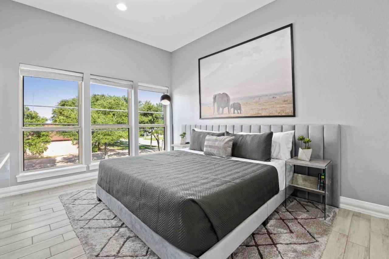 New Swanky Rustic Modern 5 Star Near Downtown Holiday home *