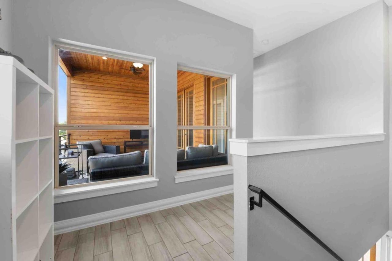 New Swanky Rustic Modern 5 Star Near Downtown Holiday home *