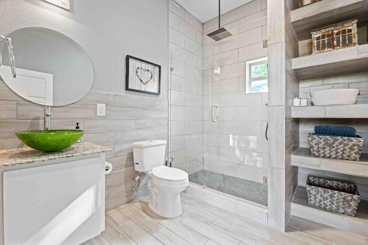 New Swanky Rustic Modern 5 Star Near Downtown *