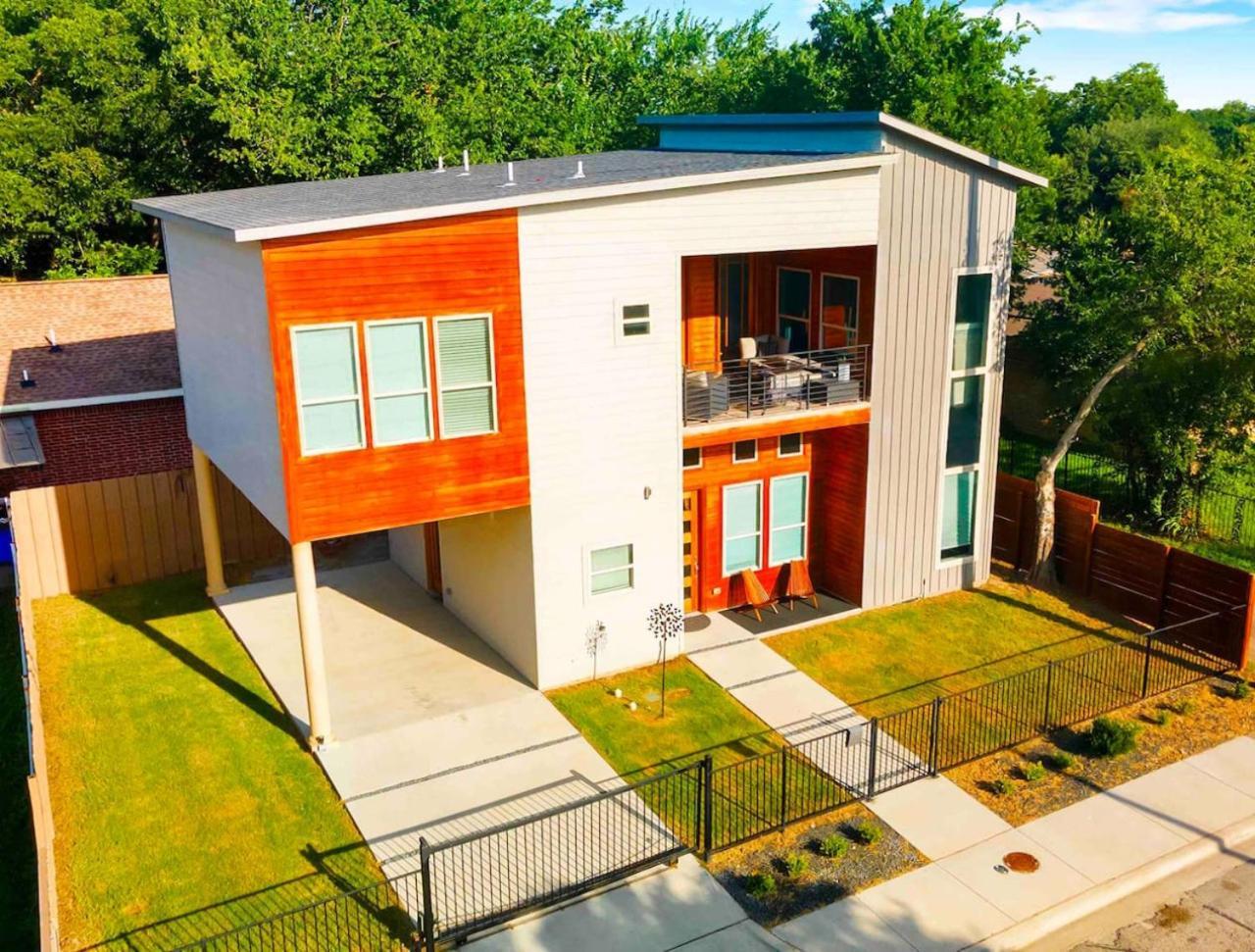 New Swanky Rustic Modern 5 Star Near Downtown
