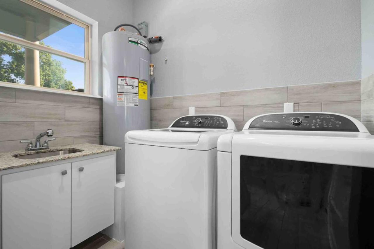 New Swanky Rustic Modern 5 Star Near Downtown Holiday home