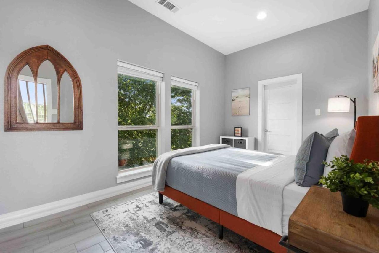 New Swanky Rustic Modern 5 Star Near Downtown