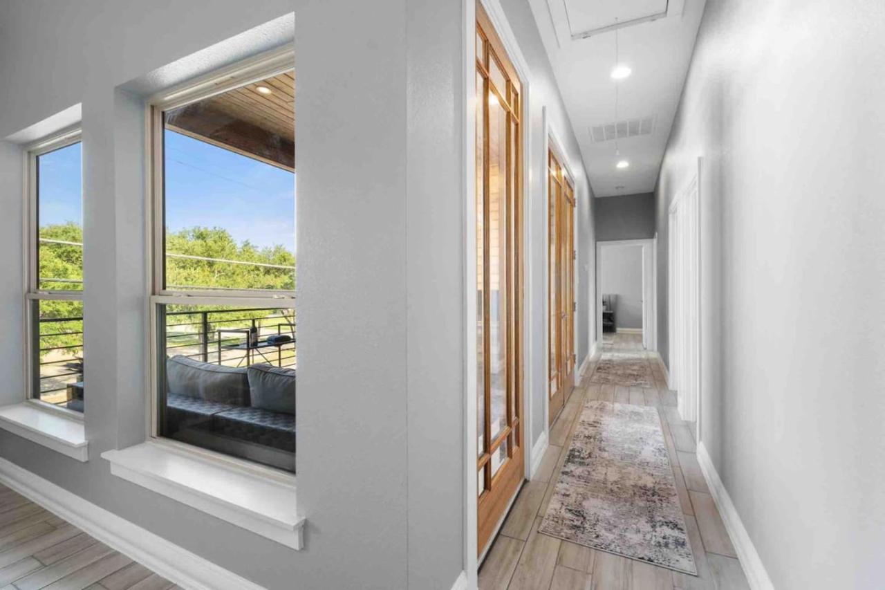 New Swanky Rustic Modern 5 Star Near Downtown *