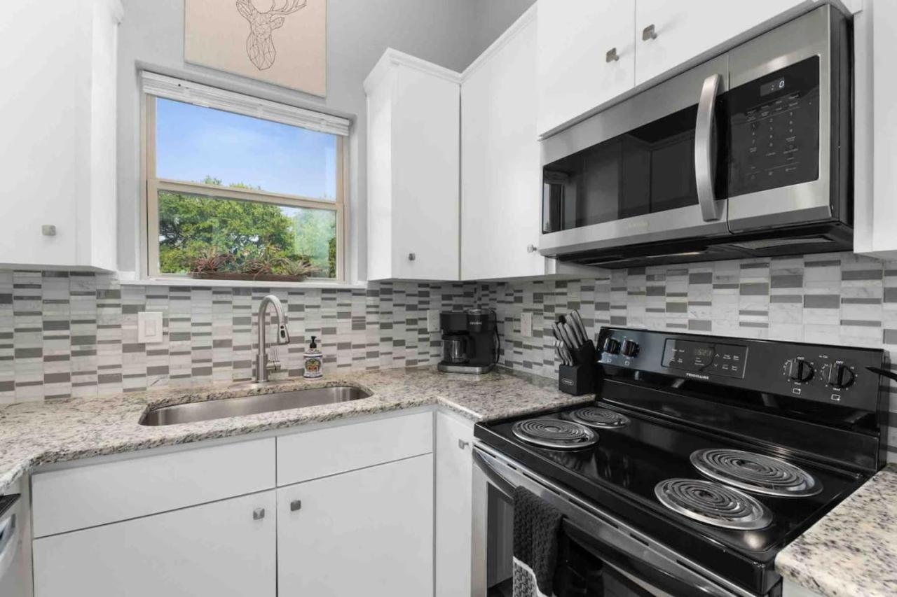 New Swanky Rustic Modern 5 Star Near Downtown Holiday home