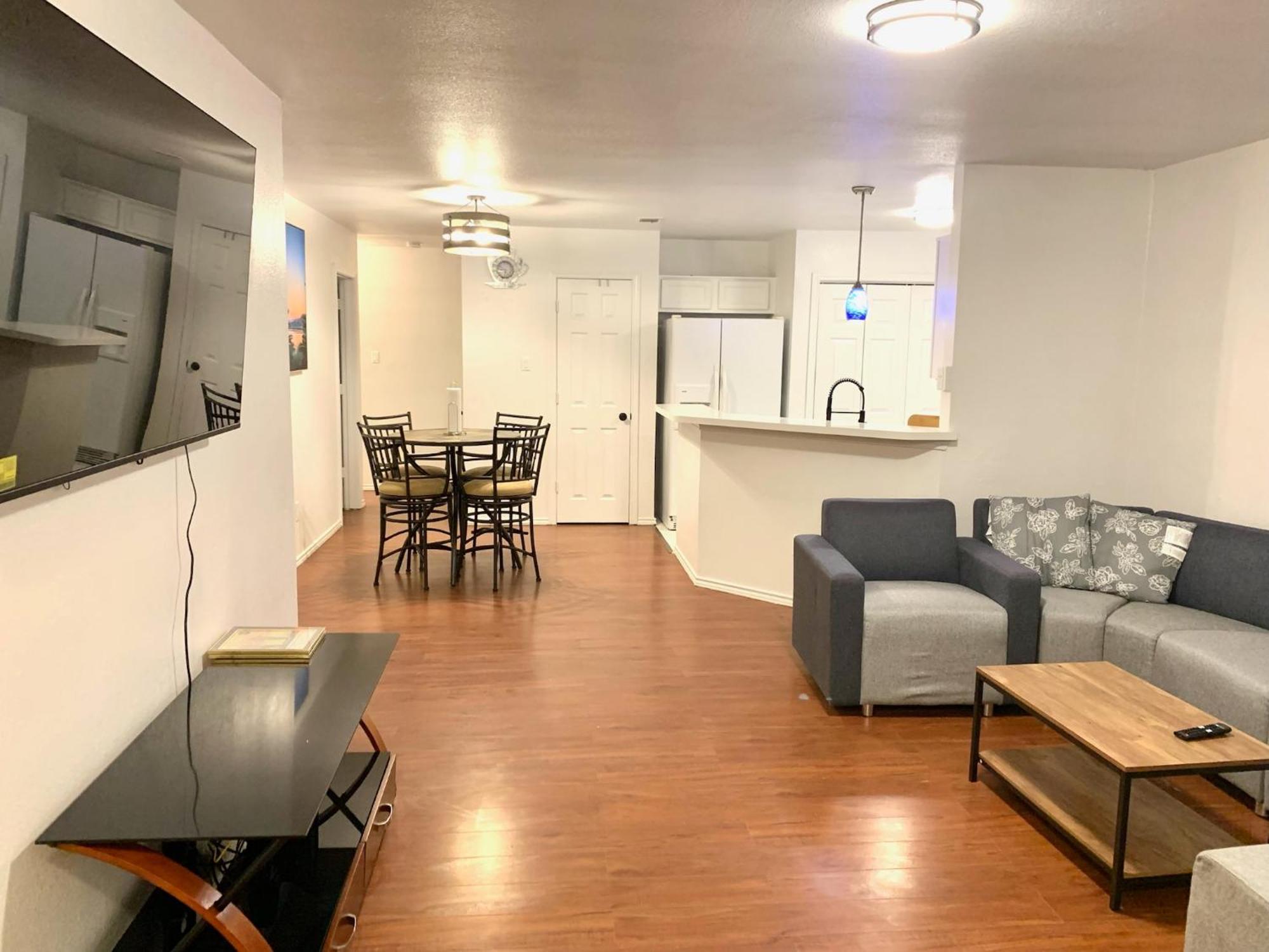 Private Near Downtown 30 Guest house