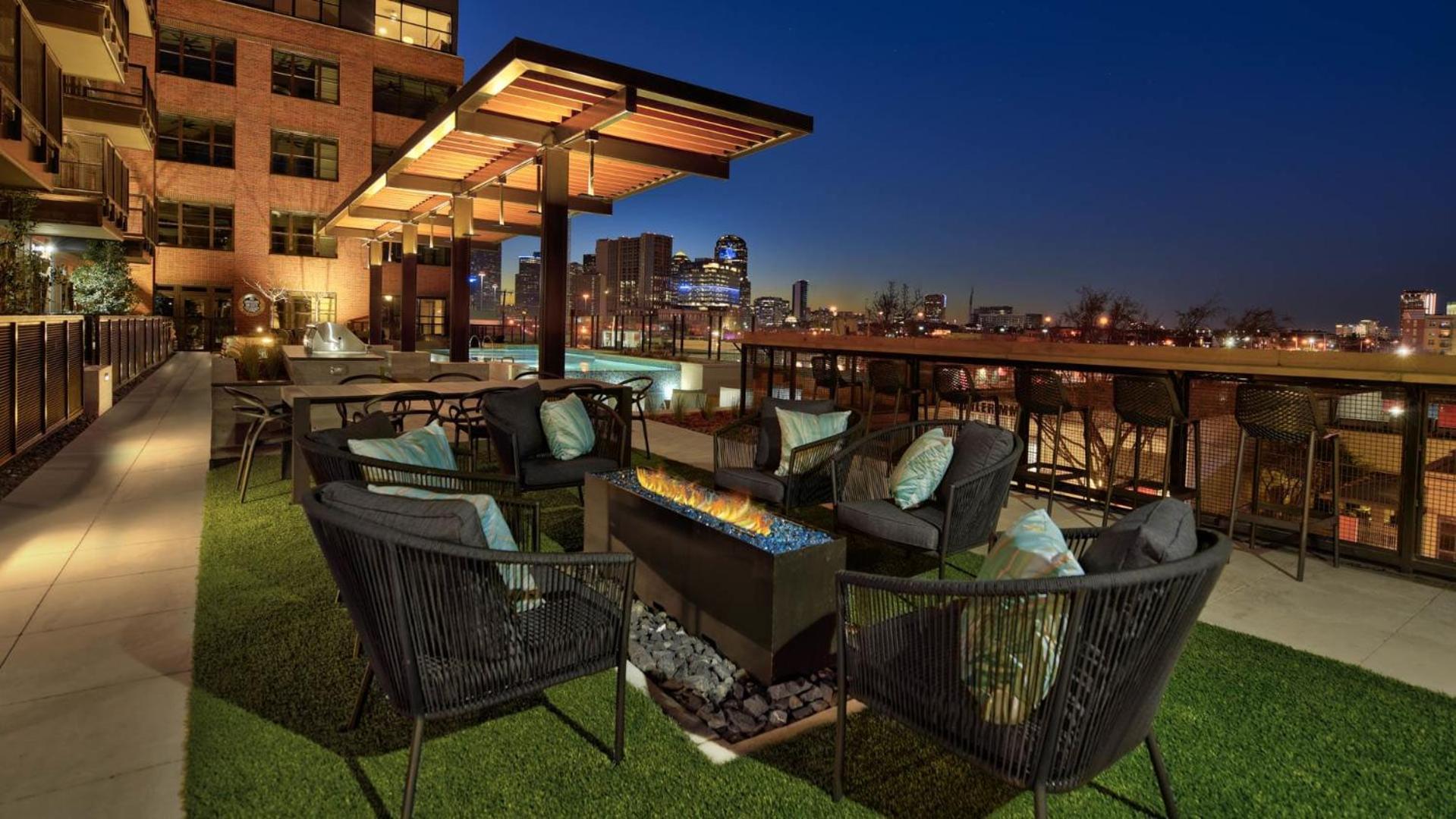 Apartment Indie Deep Ellum - Rooftop Vibes & Poolside Bliss In