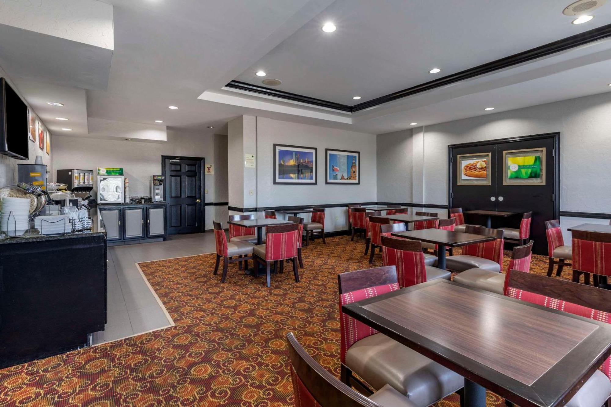 Quality & I-35 E-walnut Hill Hotel 2*