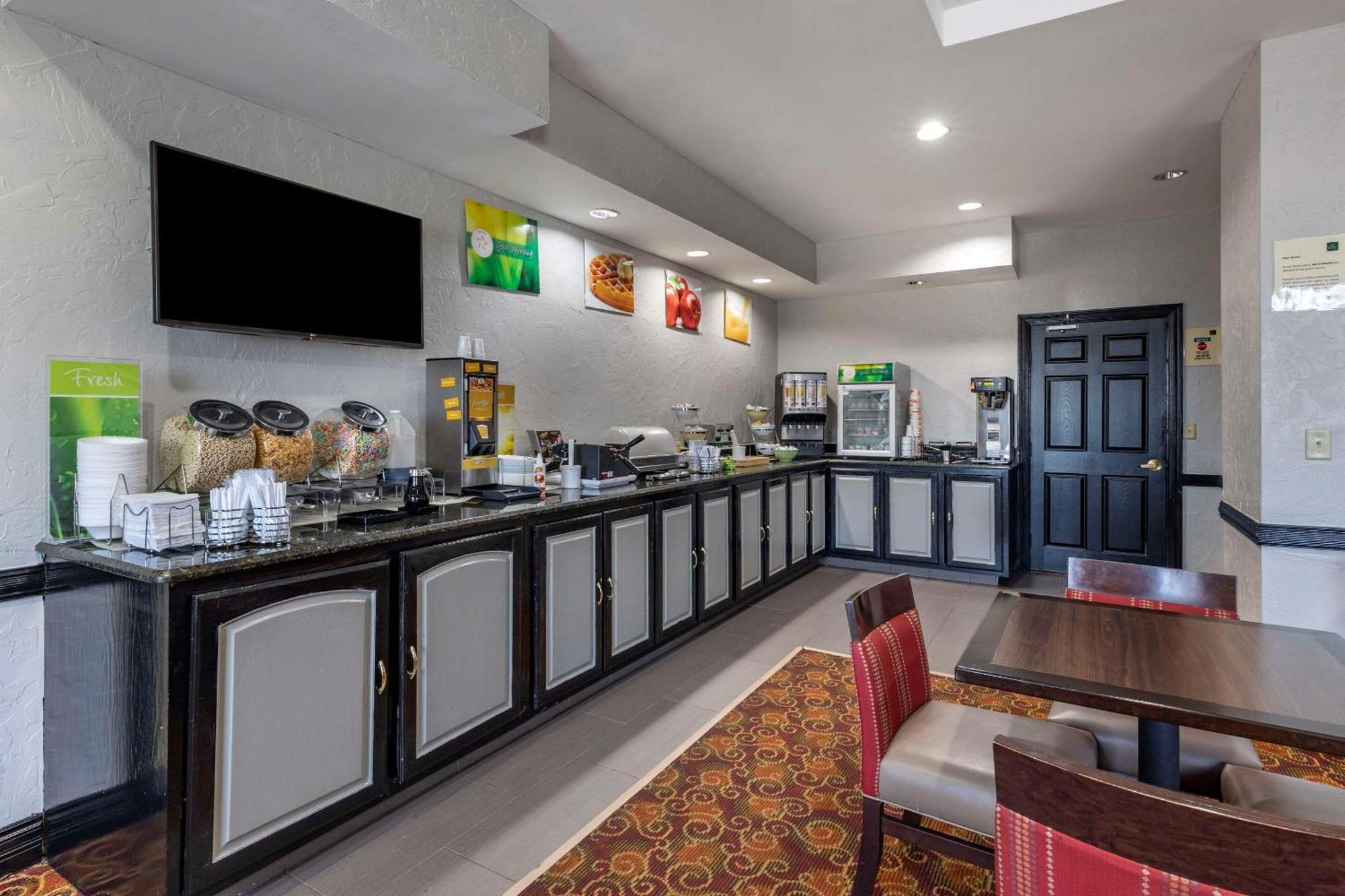 Hotel Quality & I-35 E-walnut Hill 2*