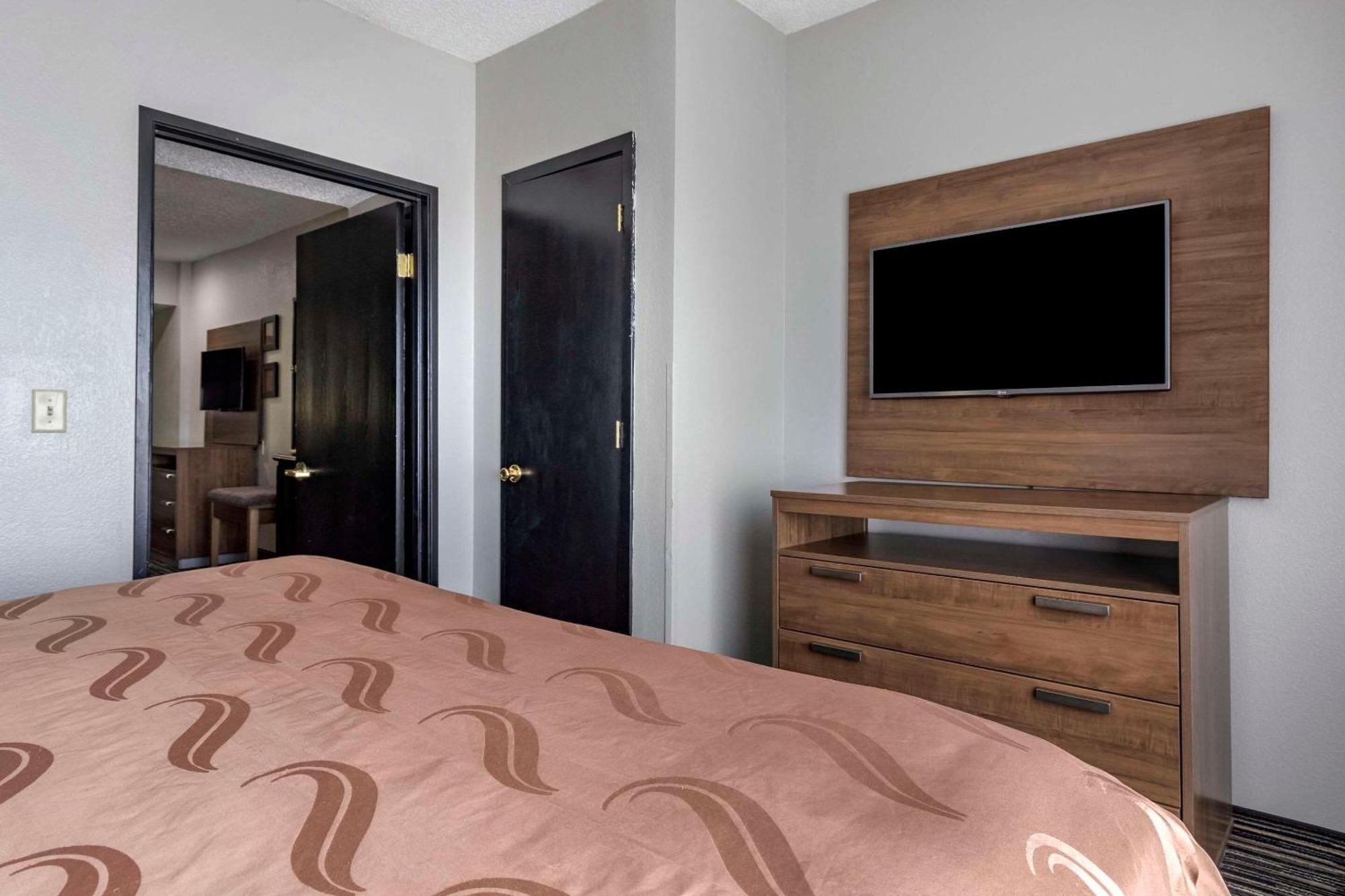 Quality & I-35 E-walnut Hill Hotel