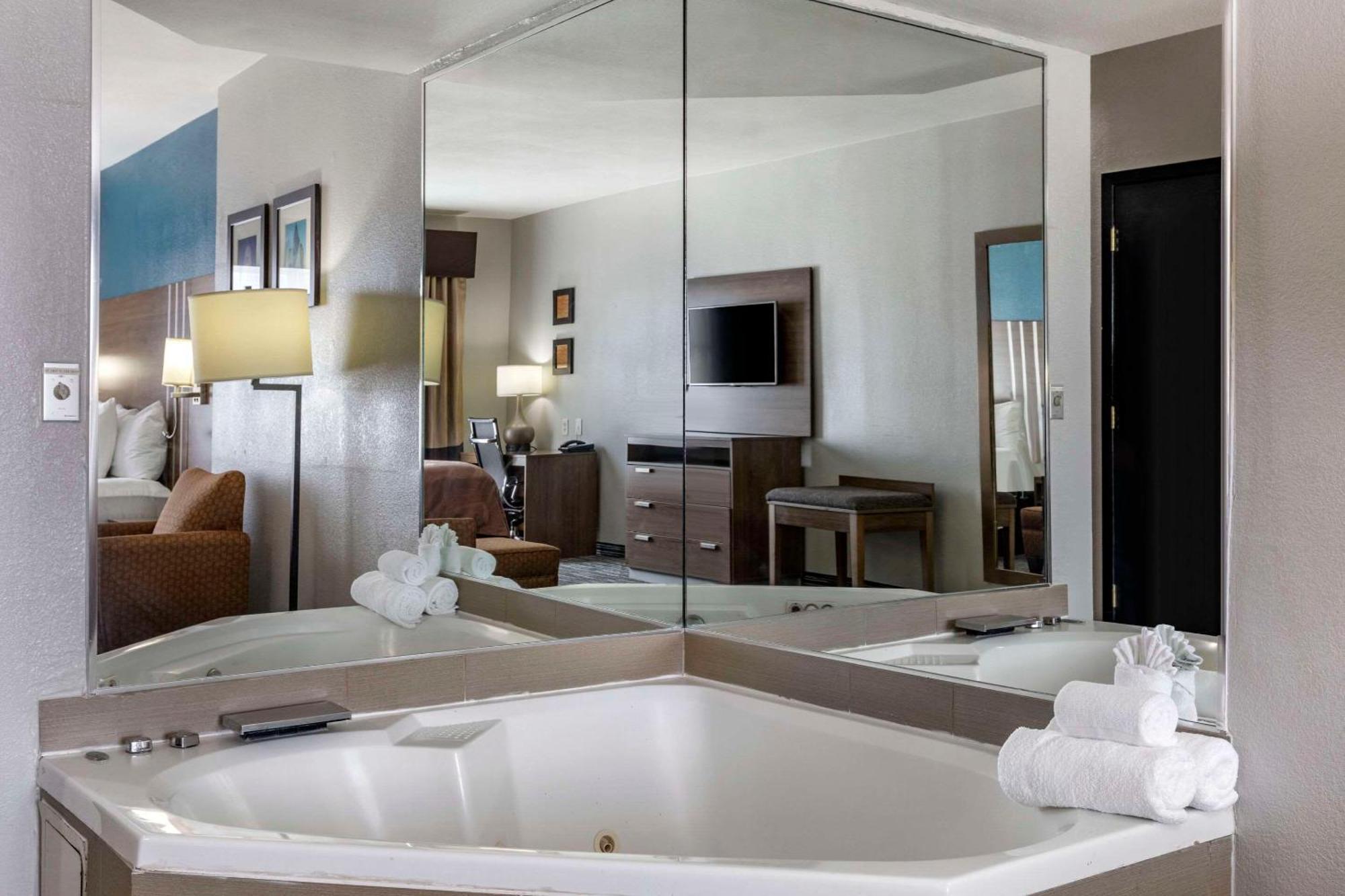 Quality & I-35 E-walnut Hill Hotel 2*