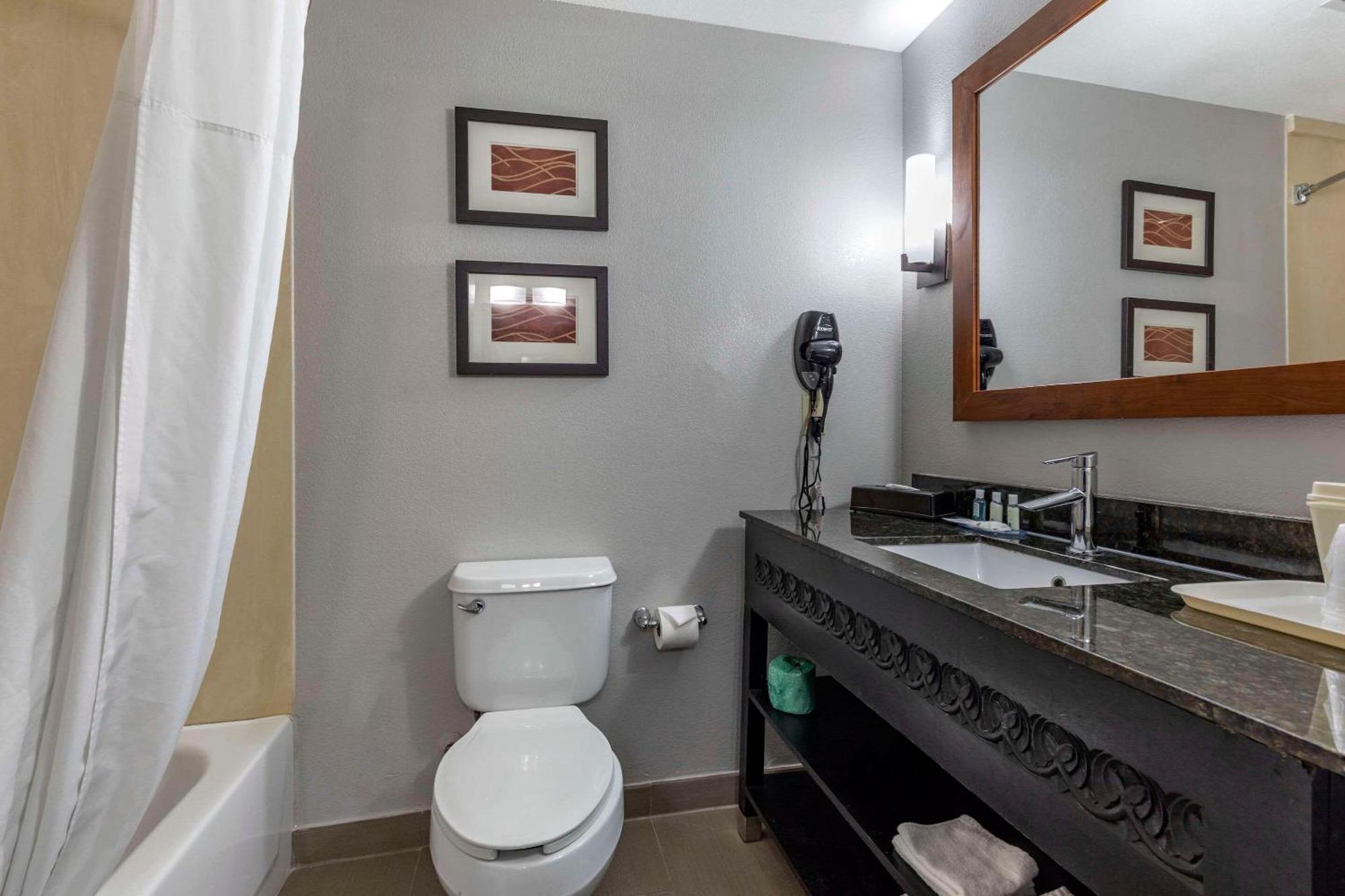 Quality & I-35 E-walnut Hill Hotel