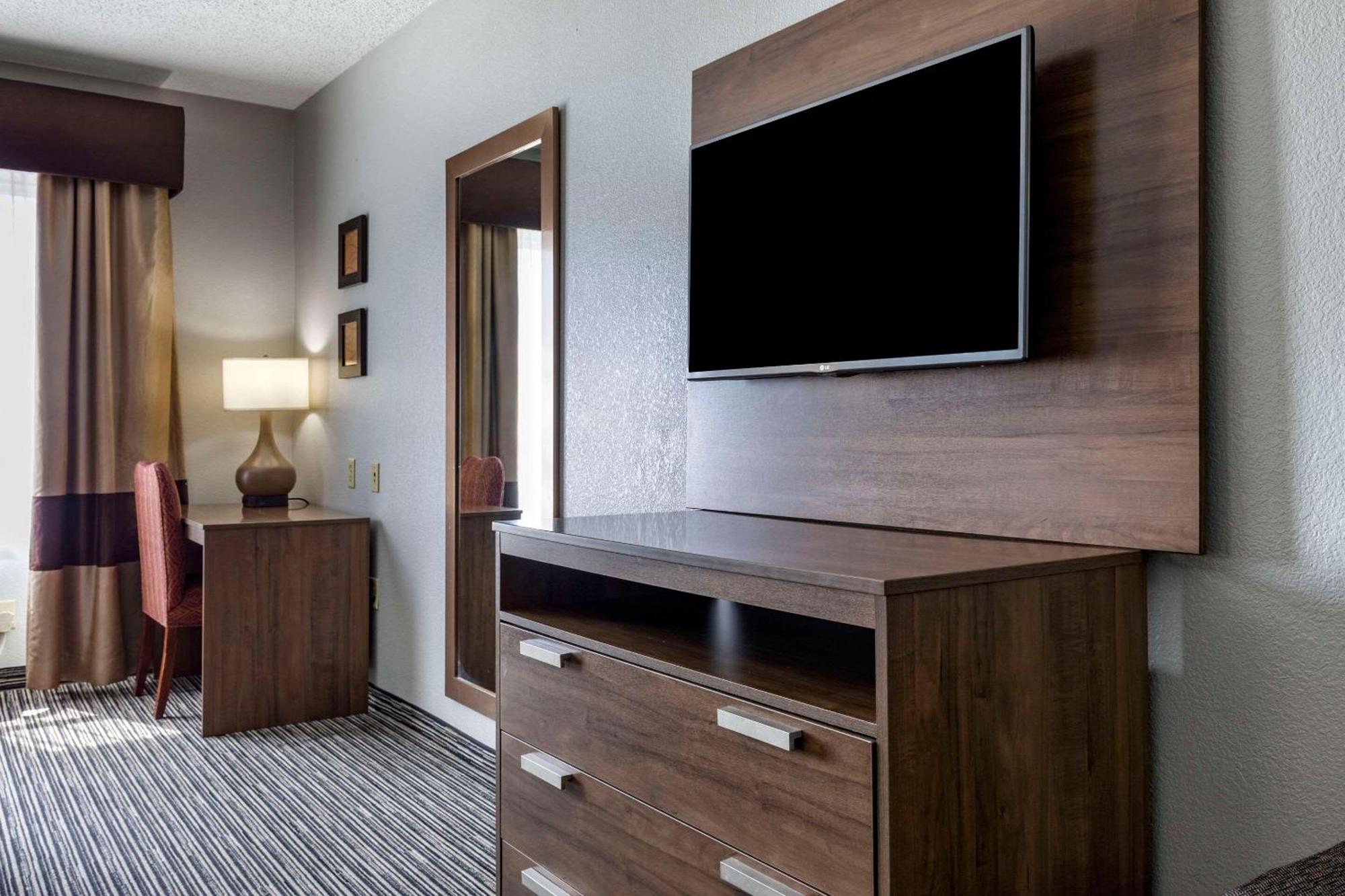 Quality & I-35 E-walnut Hill Hotel