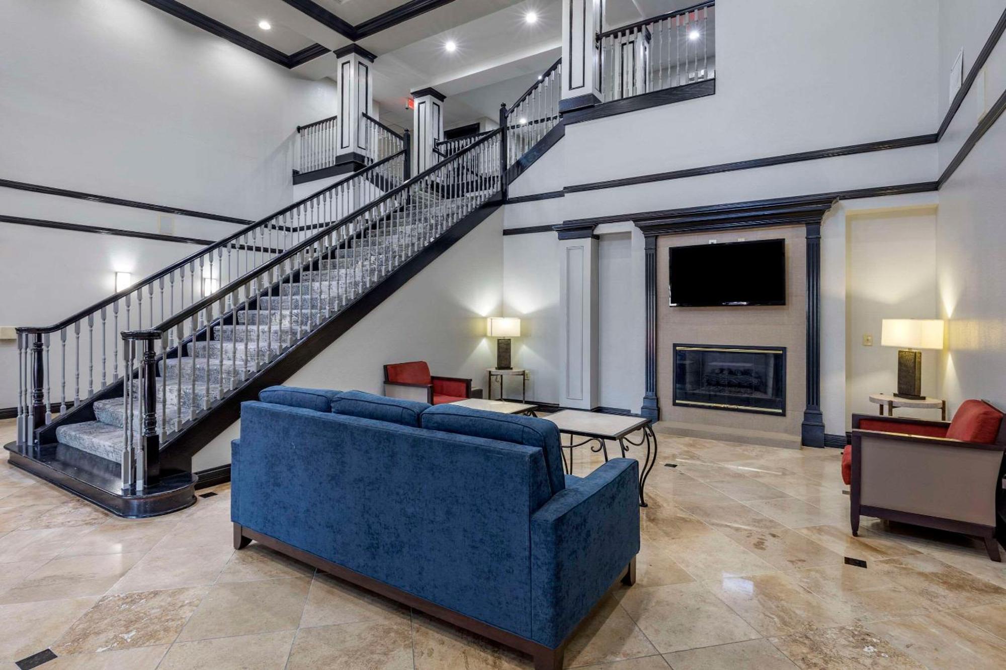 Quality & I-35 E-walnut Hill Hotel 2*