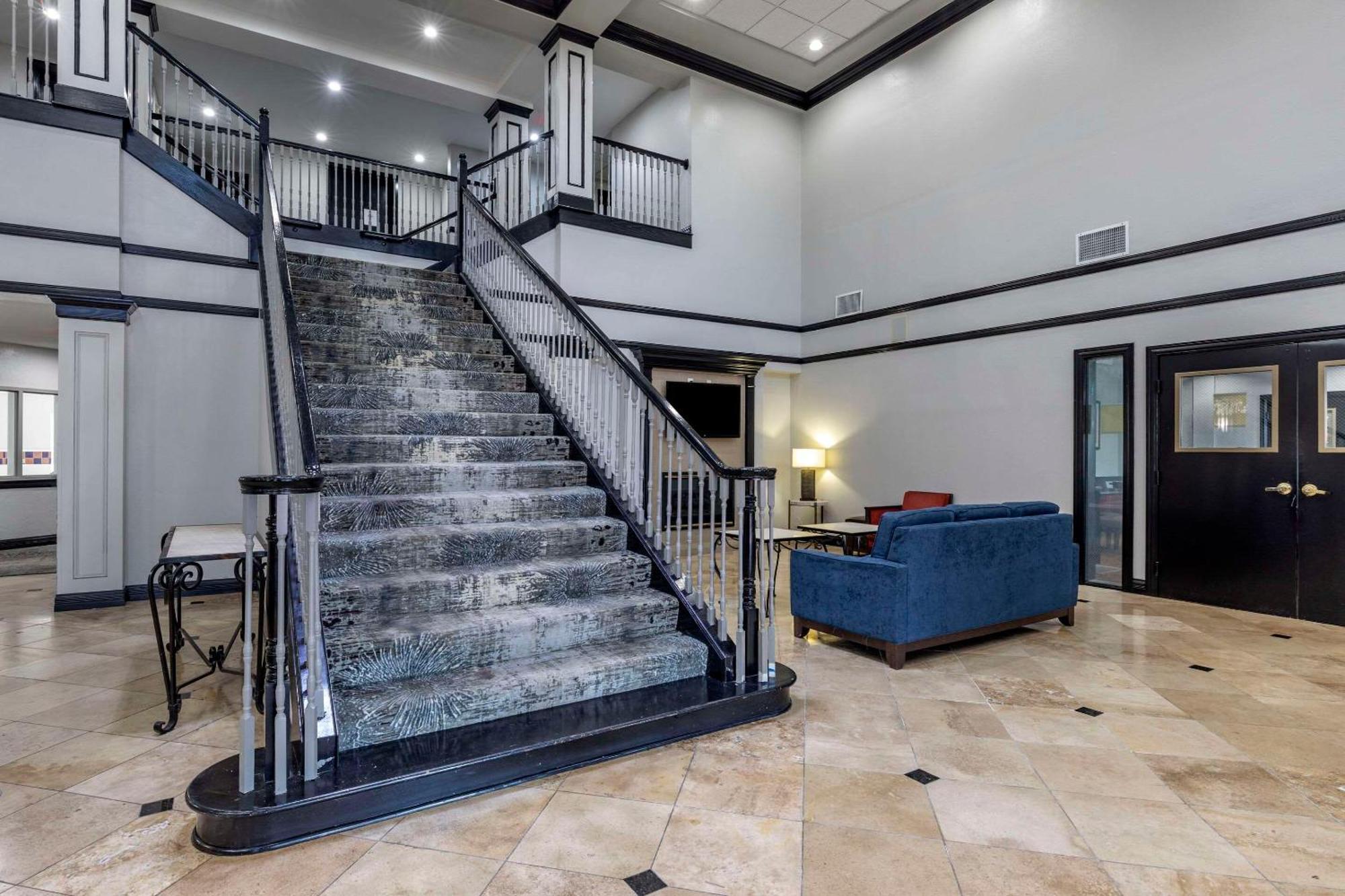 Quality & I-35 E-walnut Hill Hotel Dallas