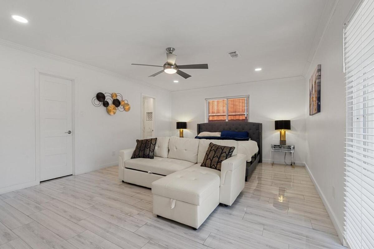 Hot Tub And Event Open Luxury Fits 16 Apartment *