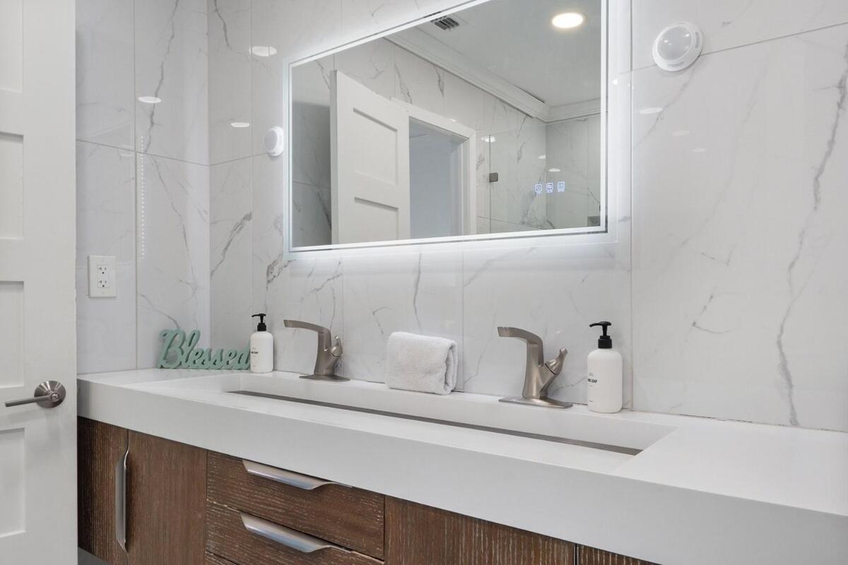 Hot Tub And Event Open Luxury Fits 16 Apartment *