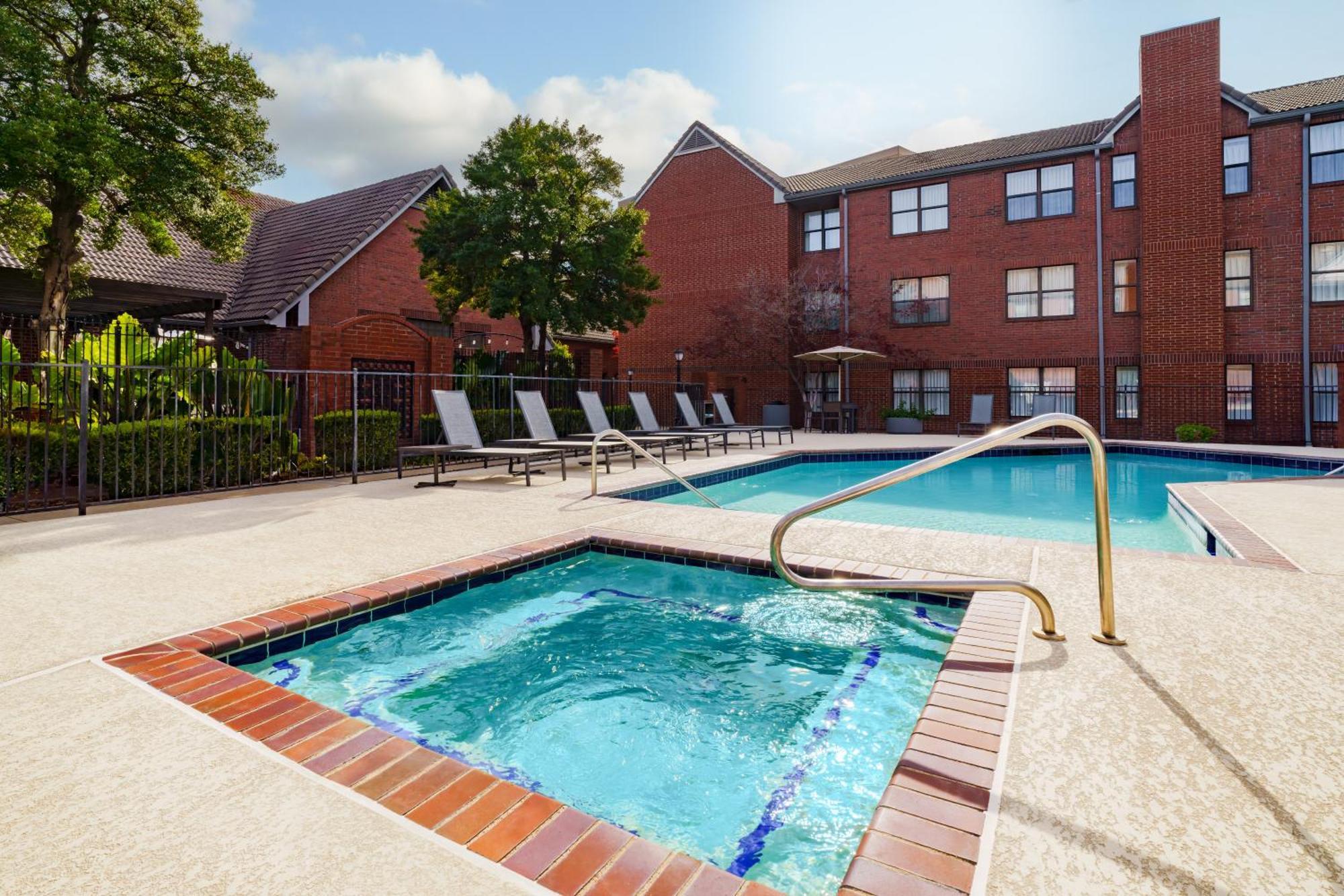 Hotel Addison/quorum Drive 3*
