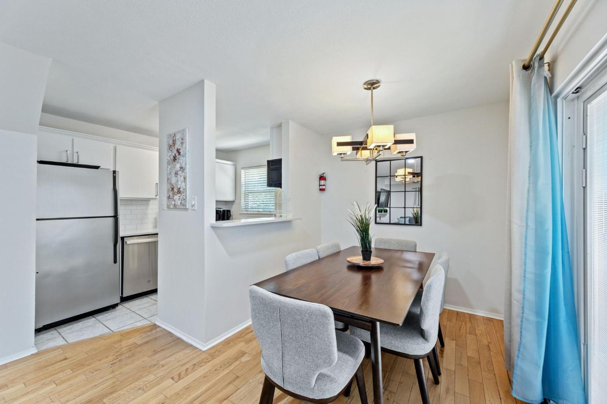 The Cozy Cove L Luxurious 2bd L Amazing Location L Parking L Apartment *