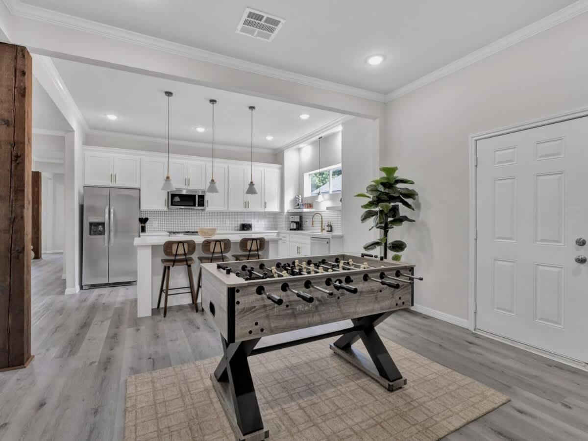 Modern Luxury Minutes From Downtown Holiday home