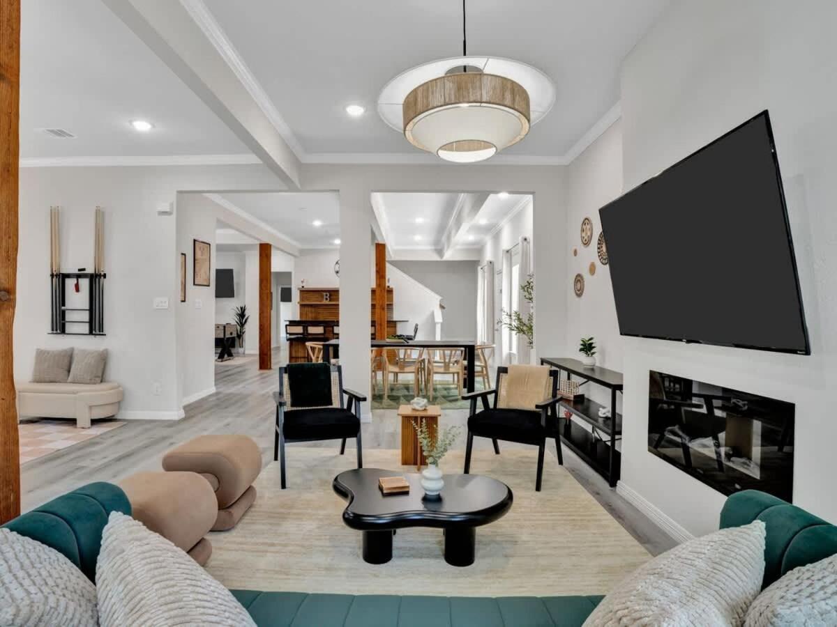 Modern Luxury Minutes From Downtown Holiday home