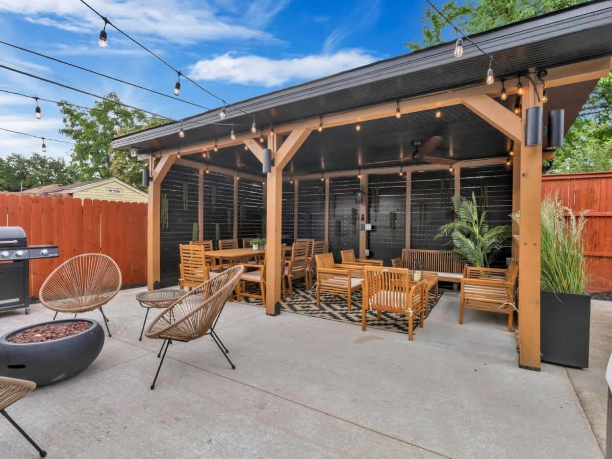 Modern Luxury Minutes From Downtown Holiday home
