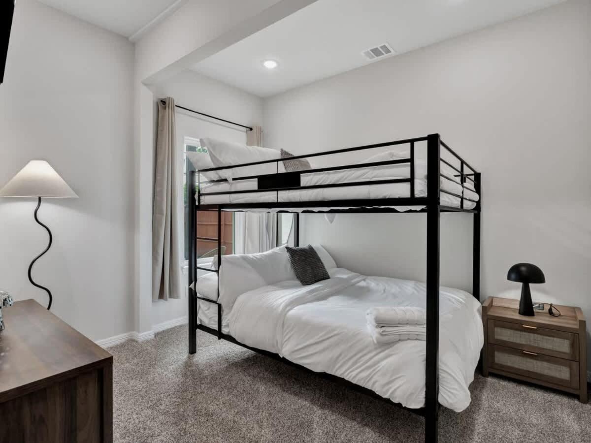 Modern Luxury Minutes From Downtown *