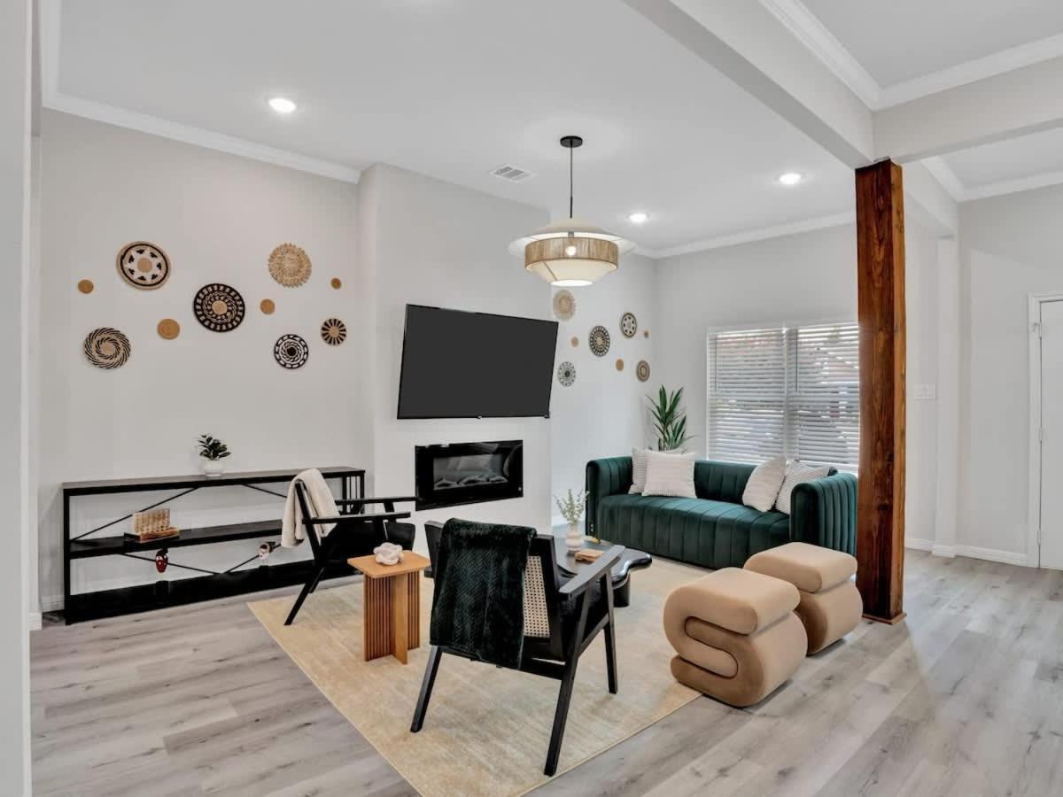 Modern Luxury Minutes From Downtown Holiday home