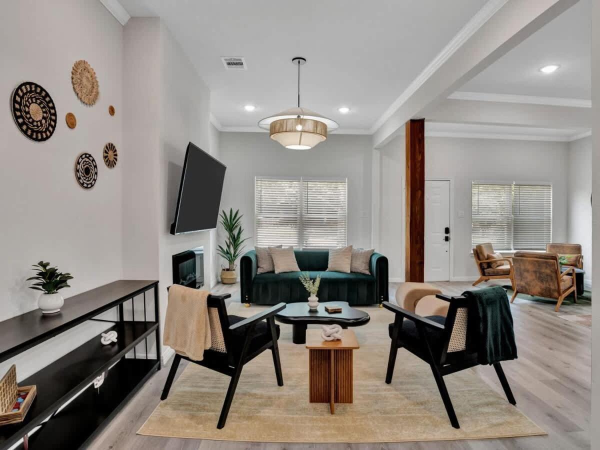 Modern Luxury Minutes From Downtown Holiday home