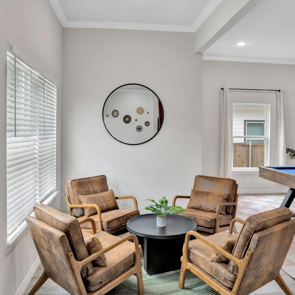 Modern Luxury Minutes From Downtown Holiday home