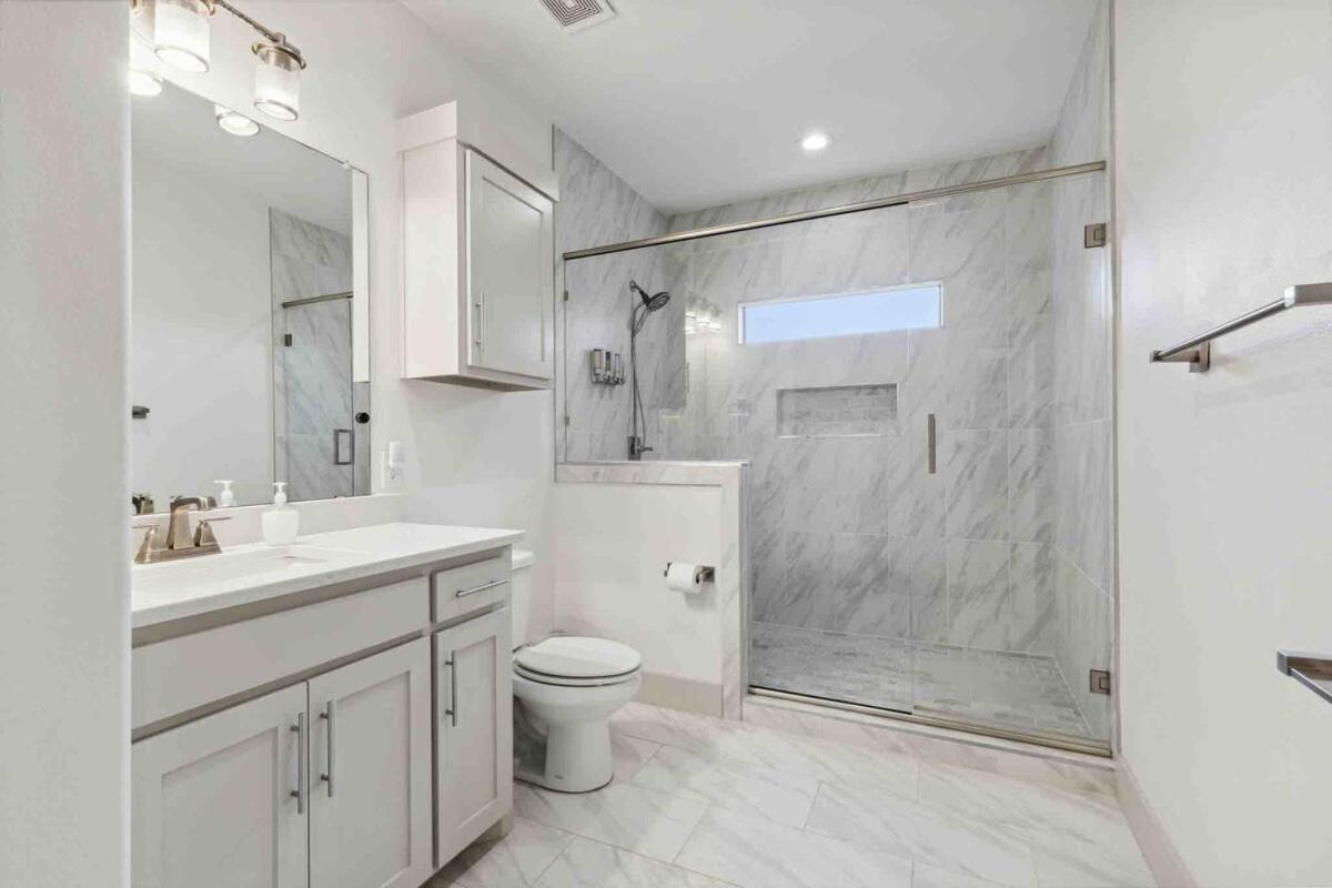 King Bed, Hot Tub, Ps4, Bbq, Large Yard & Garage!