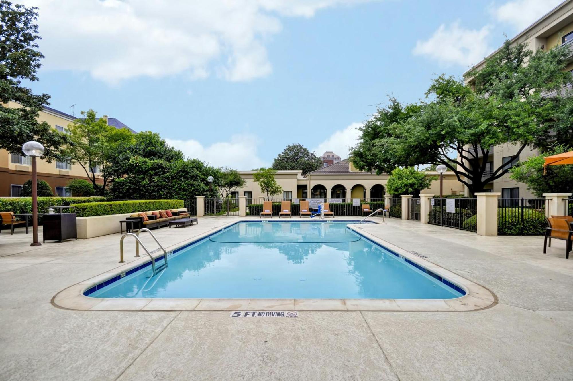 Fairfield & Medical/market Center Hotel 3*