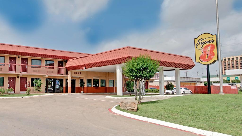 Super 8 Field Market Center