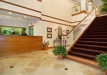 Quality & I-35 E-walnut Hill Hotel 2*