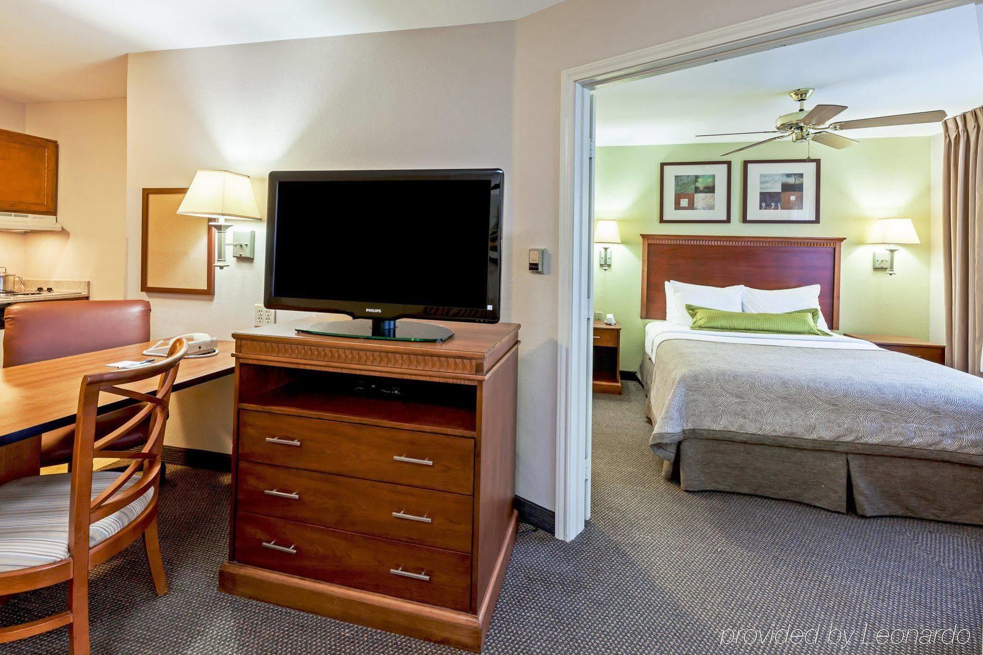 Candlewood Market Center-love Field By Ihg 3*