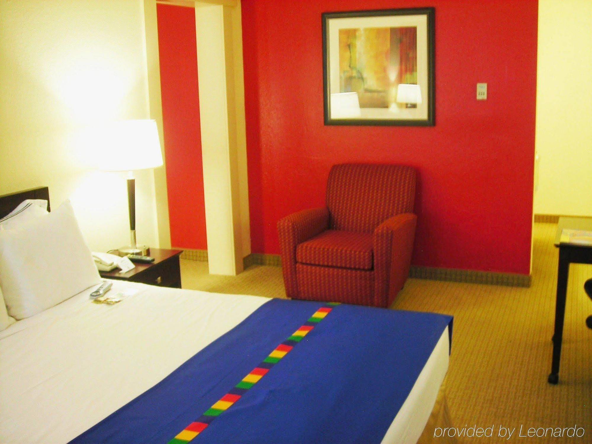 Field & Hotel 3*