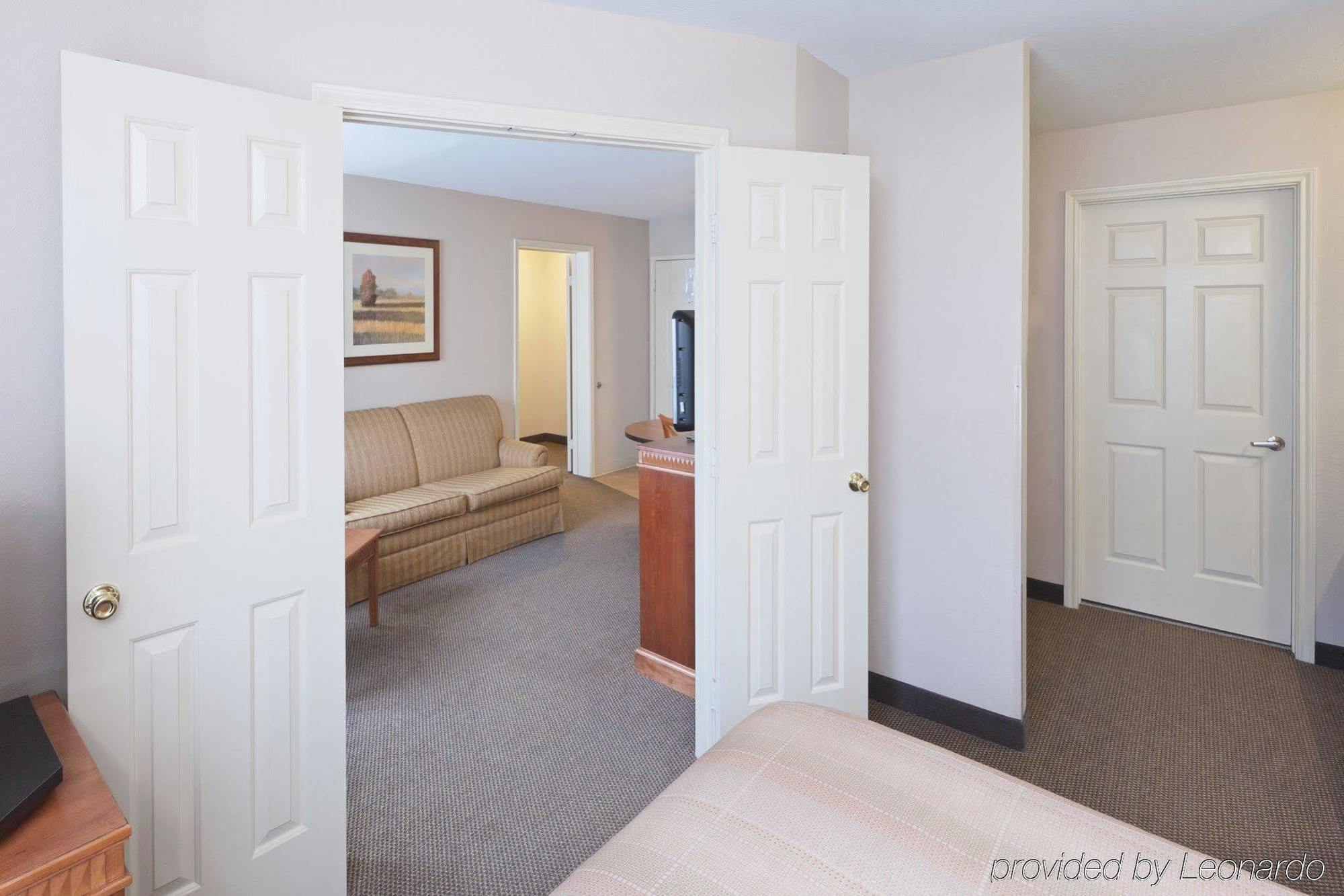 Candlewood Market Center-love Field By Ihg Hotel 3*