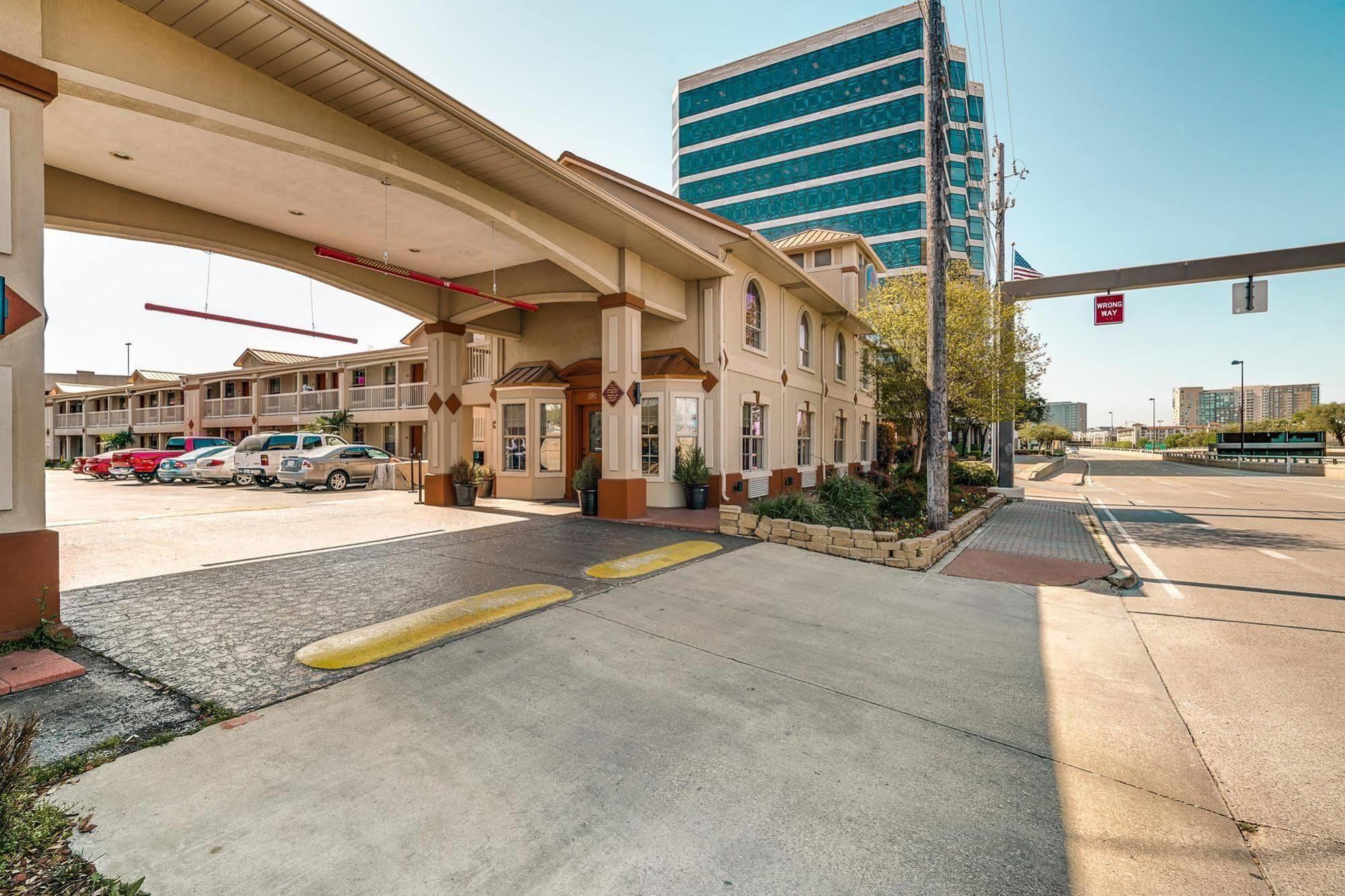 Quality & Dallas-cityplace Hotel 3*